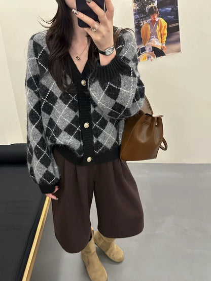 Retro-style diamond-patterned V-neck knit sweater for women