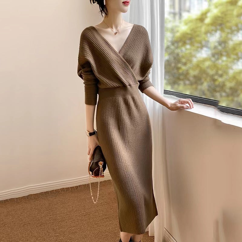 Knee-length knit dress with a fitted waist and slim fit for women