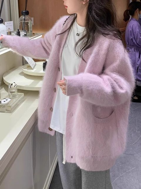 Gentle and relaxed mid-length knitted cardigan