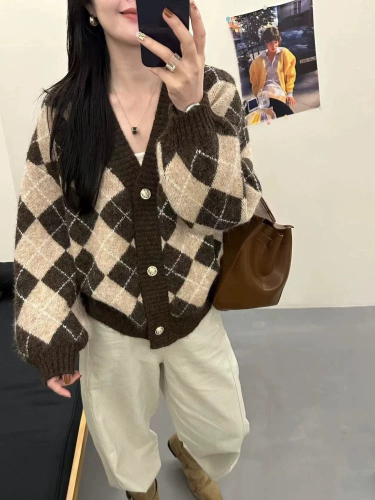 Retro-style diamond-patterned V-neck knit sweater for women