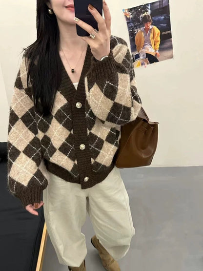 Retro-style diamond-patterned V-neck knit sweater for women