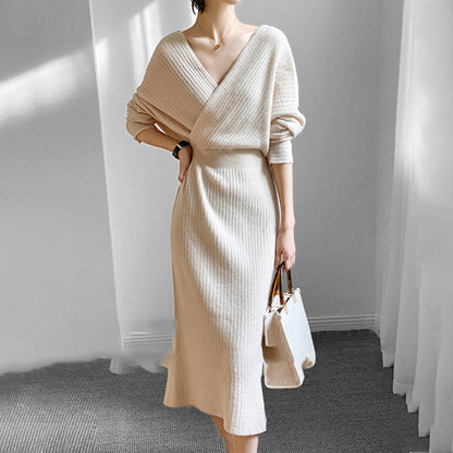 Knee-length knit dress with a fitted waist and slim fit for women