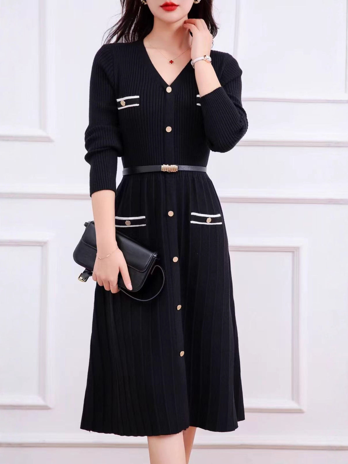 V-neck knit dress with metal buckle, autumn/winter