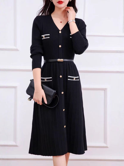 V-neck knit dress with metal buckle, autumn/winter