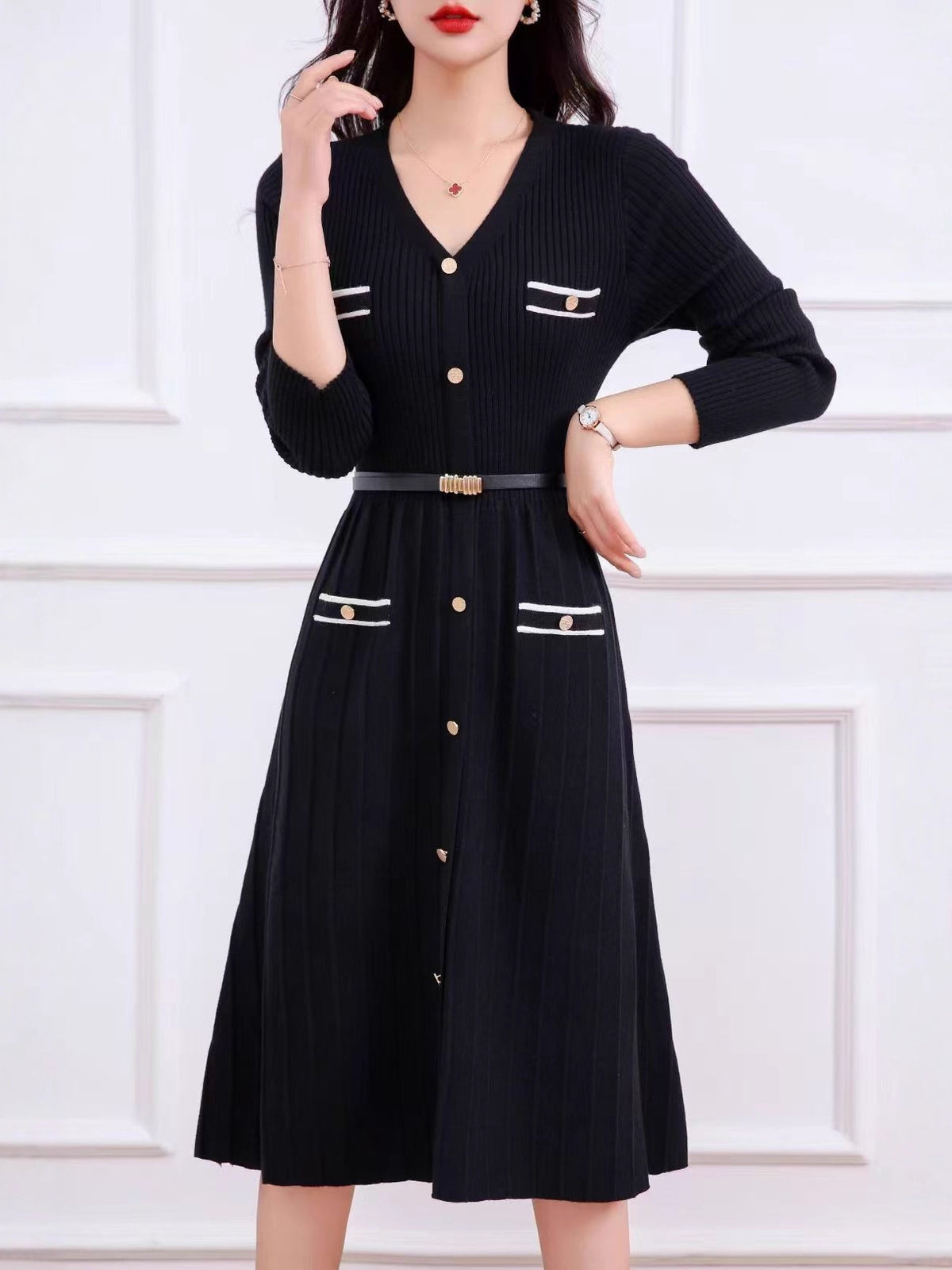 V-neck knit dress with metal buckle, autumn/winter
