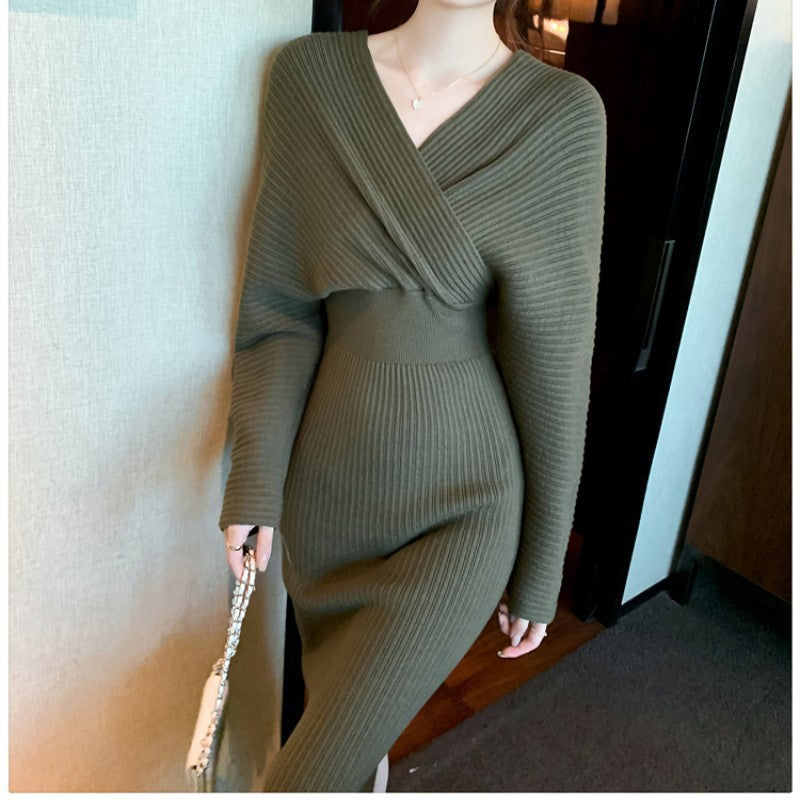 Knee-length knit dress with a fitted waist and slim fit for women