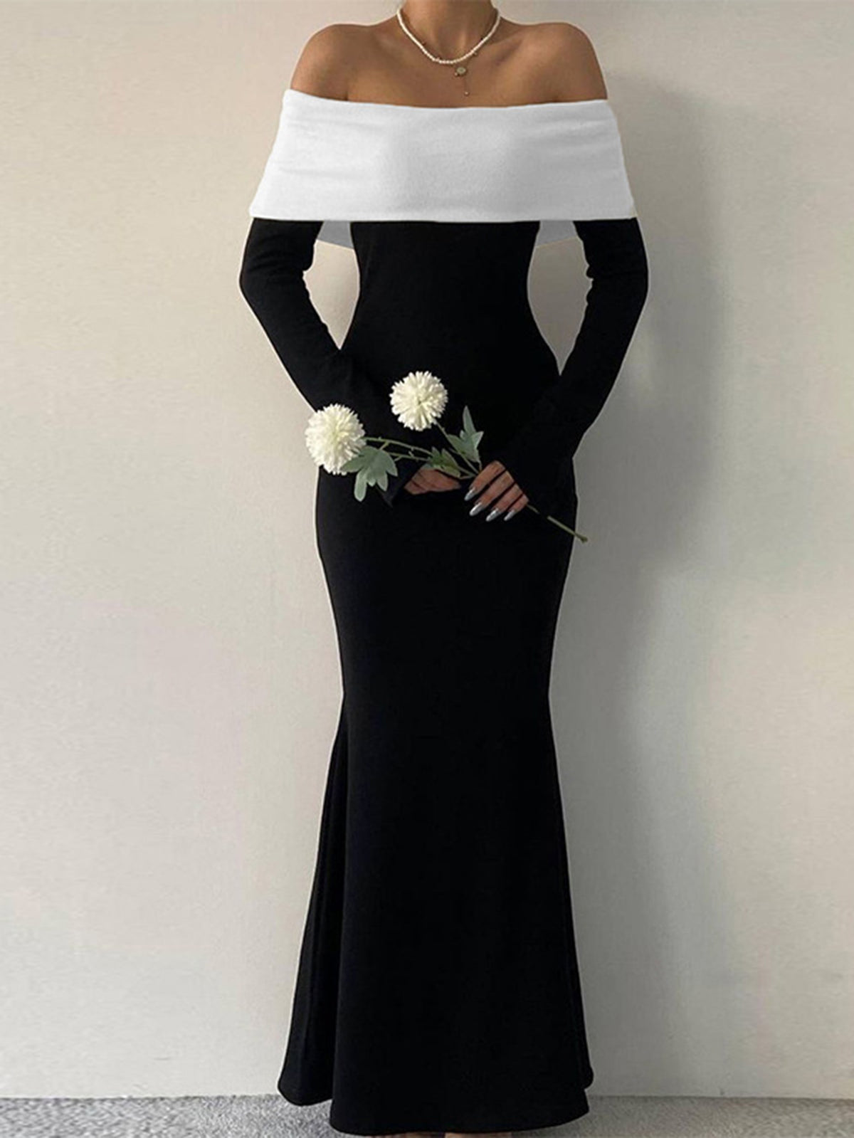 Black and white color-blocked off-shoulder slim-fit fashion autumn and winter long-sleeved dress